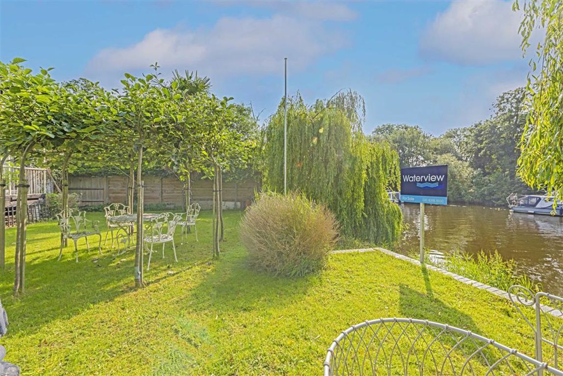 3 bed property for sale in Hamhaugh Island, Shepperton TW17 Zoopla