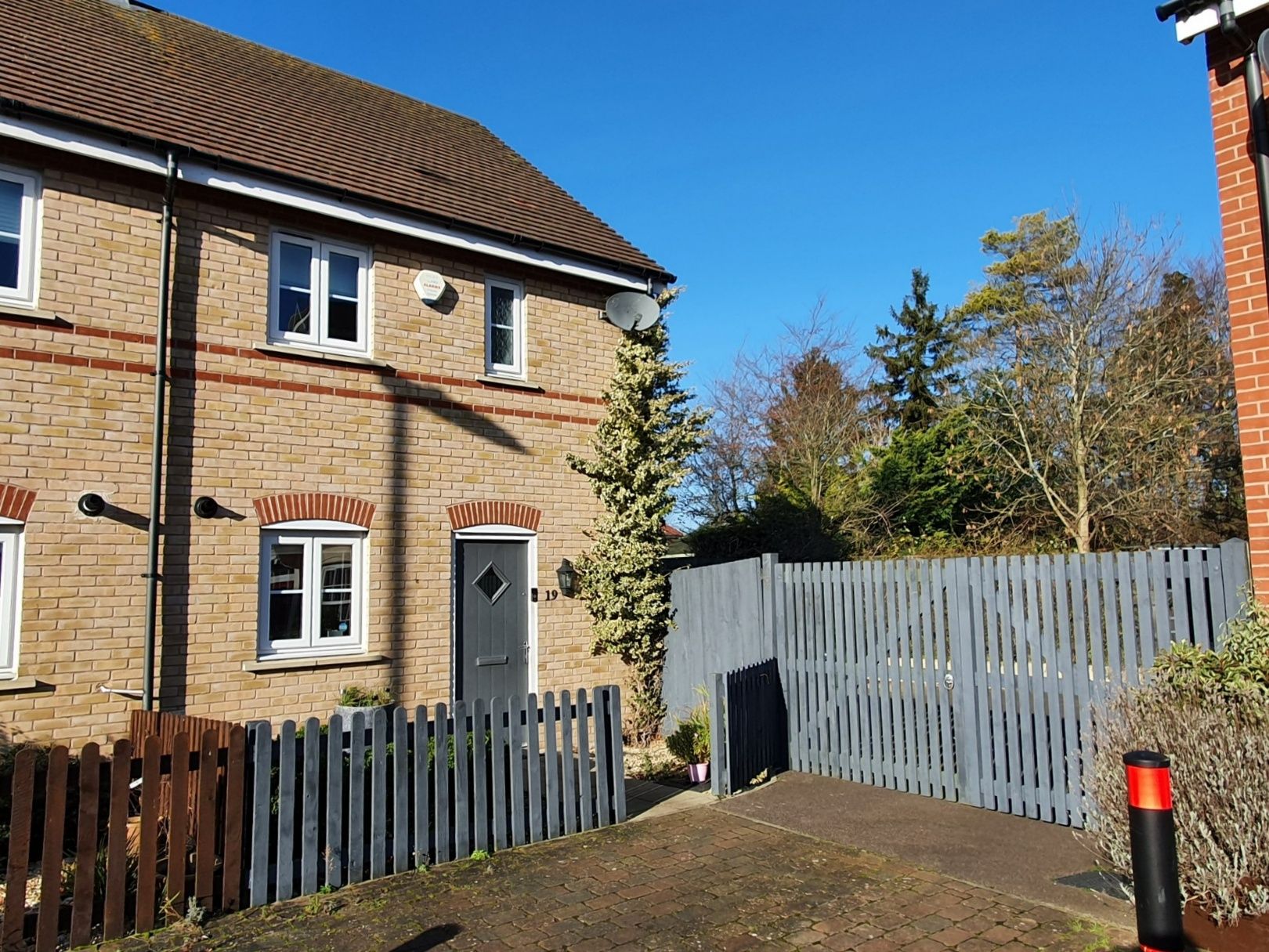 3 bed semidetached house for sale in Comfrey Road, Stotfold, Hitchin