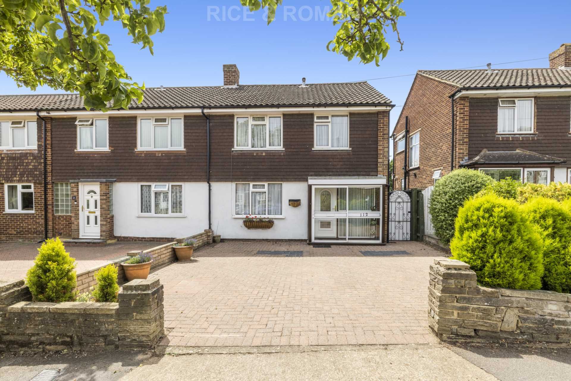 3 bed semidetached house for sale in Chantry Road, Chessington KT9