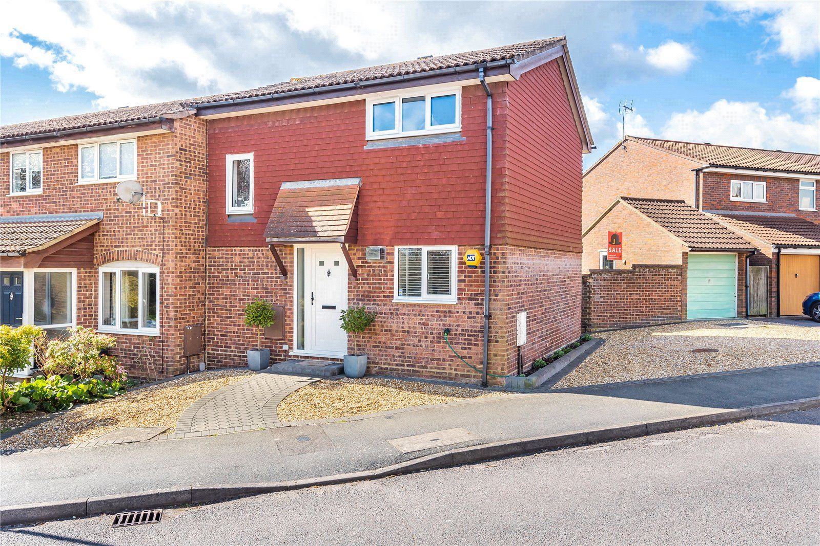 2 bed end terrace house for sale in Tamar Way, Wokingham, Berkshire