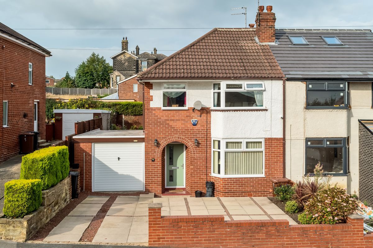 3 bed semidetached house for sale in Spring Avenue, Gildersome, Morley