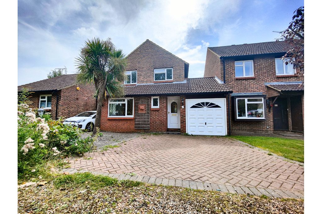 3 bed detached house to rent in Fenwick Close, Horsell, Woking GU21