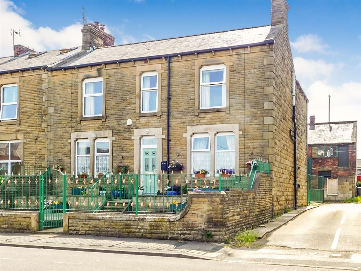 4 bed end terrace house for sale in Westfield Road, Morley, Leeds LS27