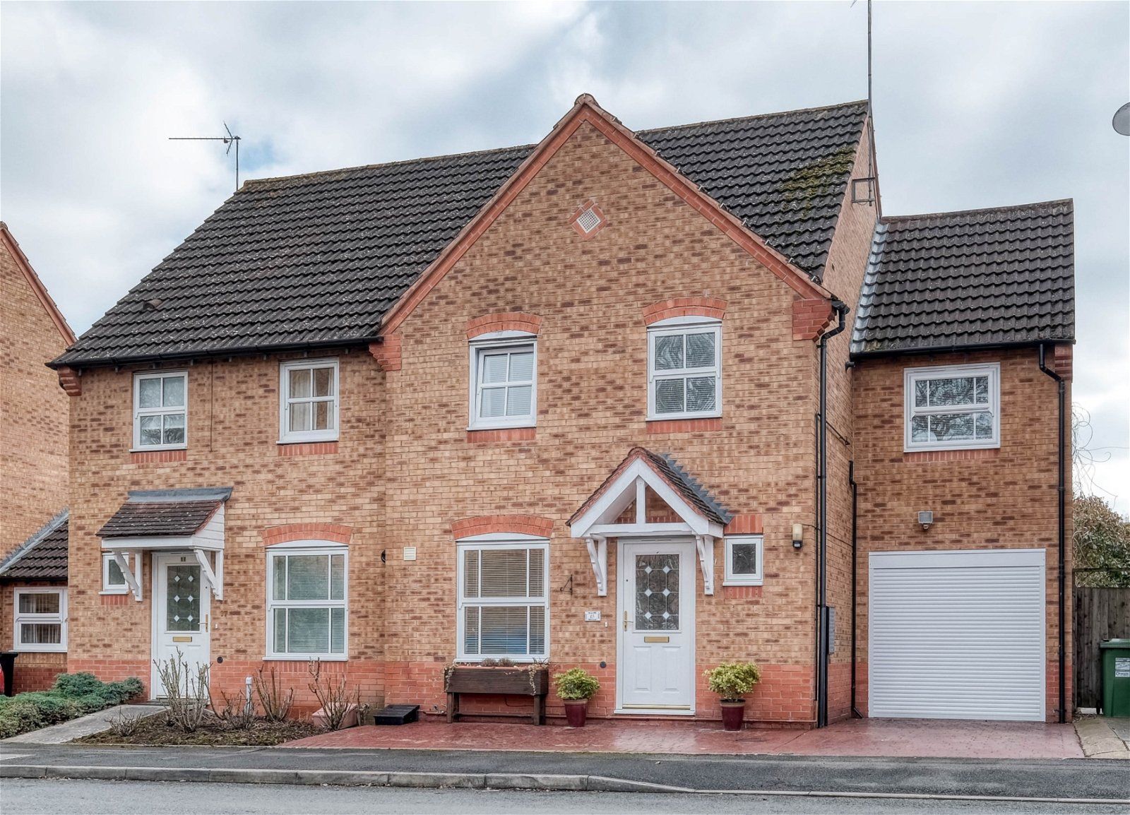 4 bed semidetached house for sale in Rosedale Close, Brockhill