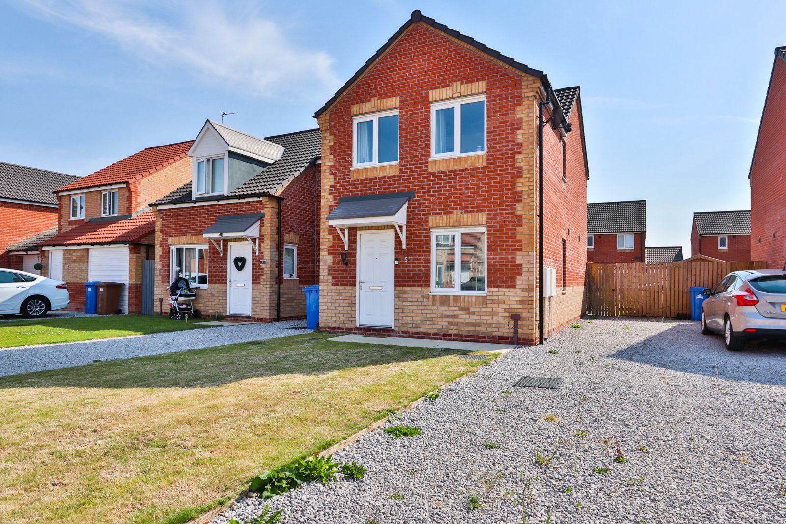3 bed linkdetached house for sale in Hooper Close, Hull, East