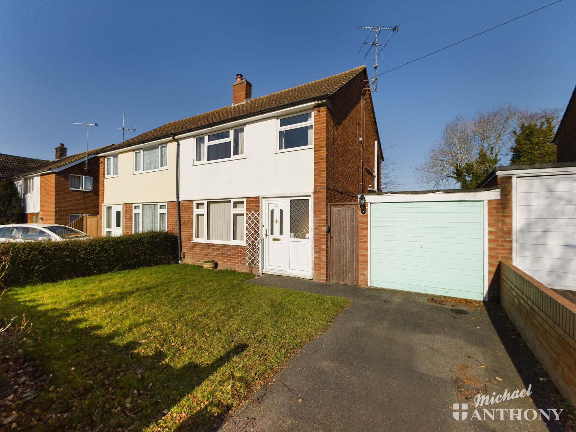 3 bed semidetached house for sale in Queens Mead, Aylesbury