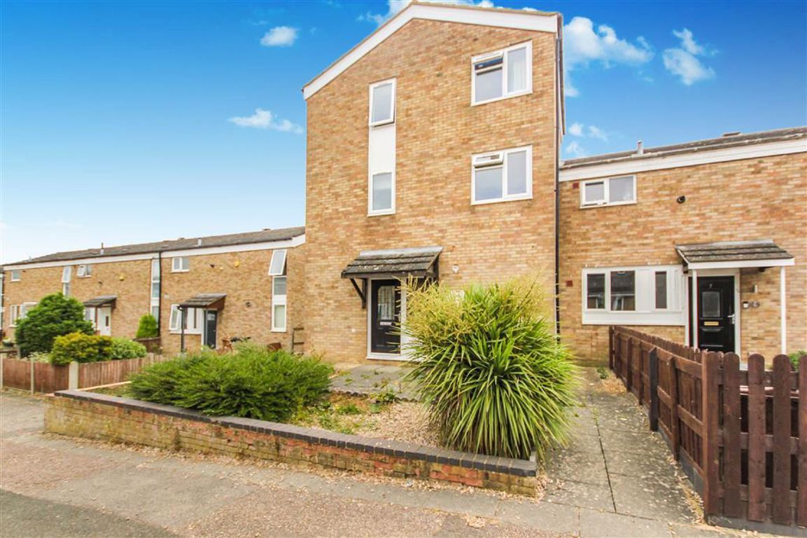 4 bed semidetached house to rent in Trelawney, Wellingborough