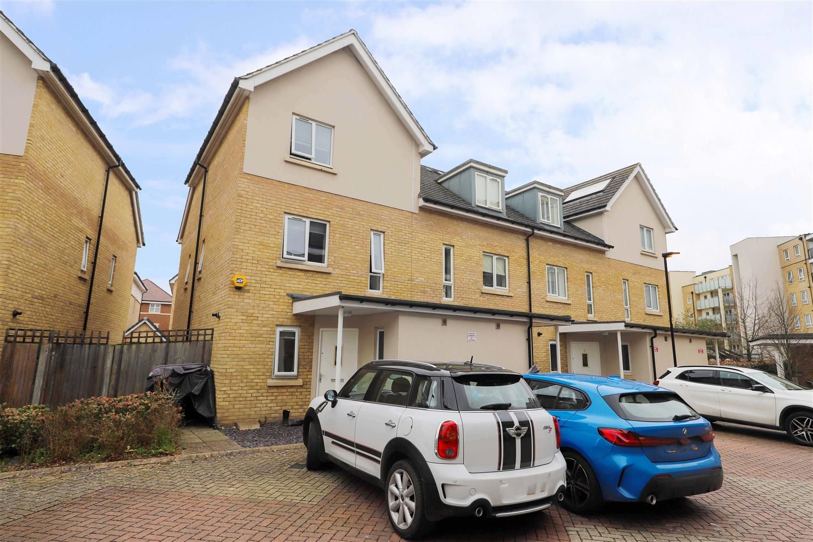 5 bed town house for sale in Coyle Drive, Ickenham UB10 Zoopla