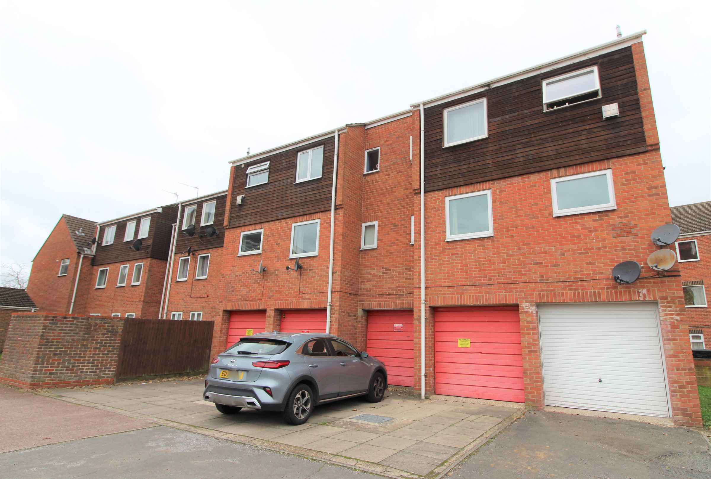 2 bed flat to rent in Rochfords Gardens, Slough SL2 Zoopla