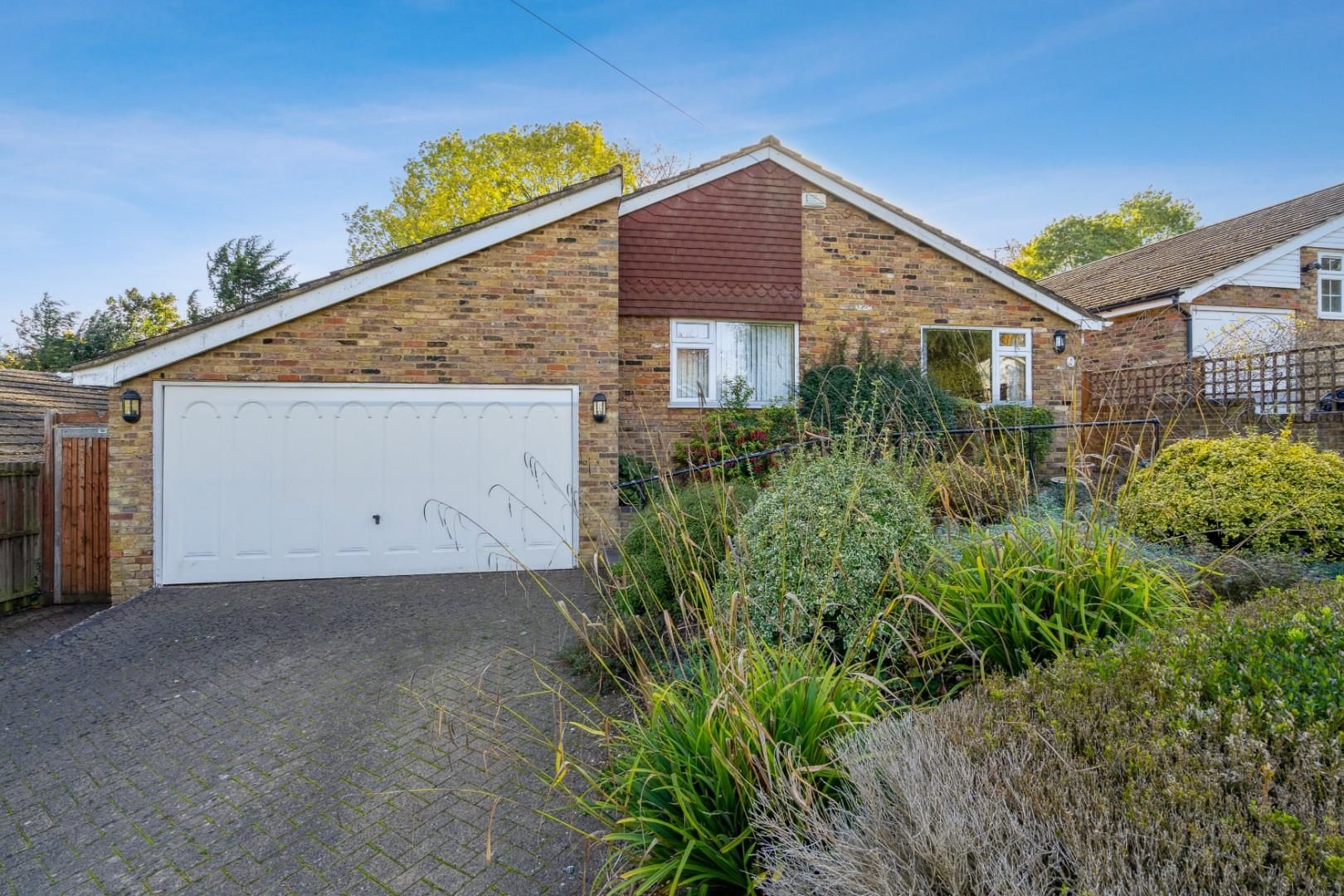 3 bed detached bungalow for sale in Runrig Hill, Chesham Bois, Amersham