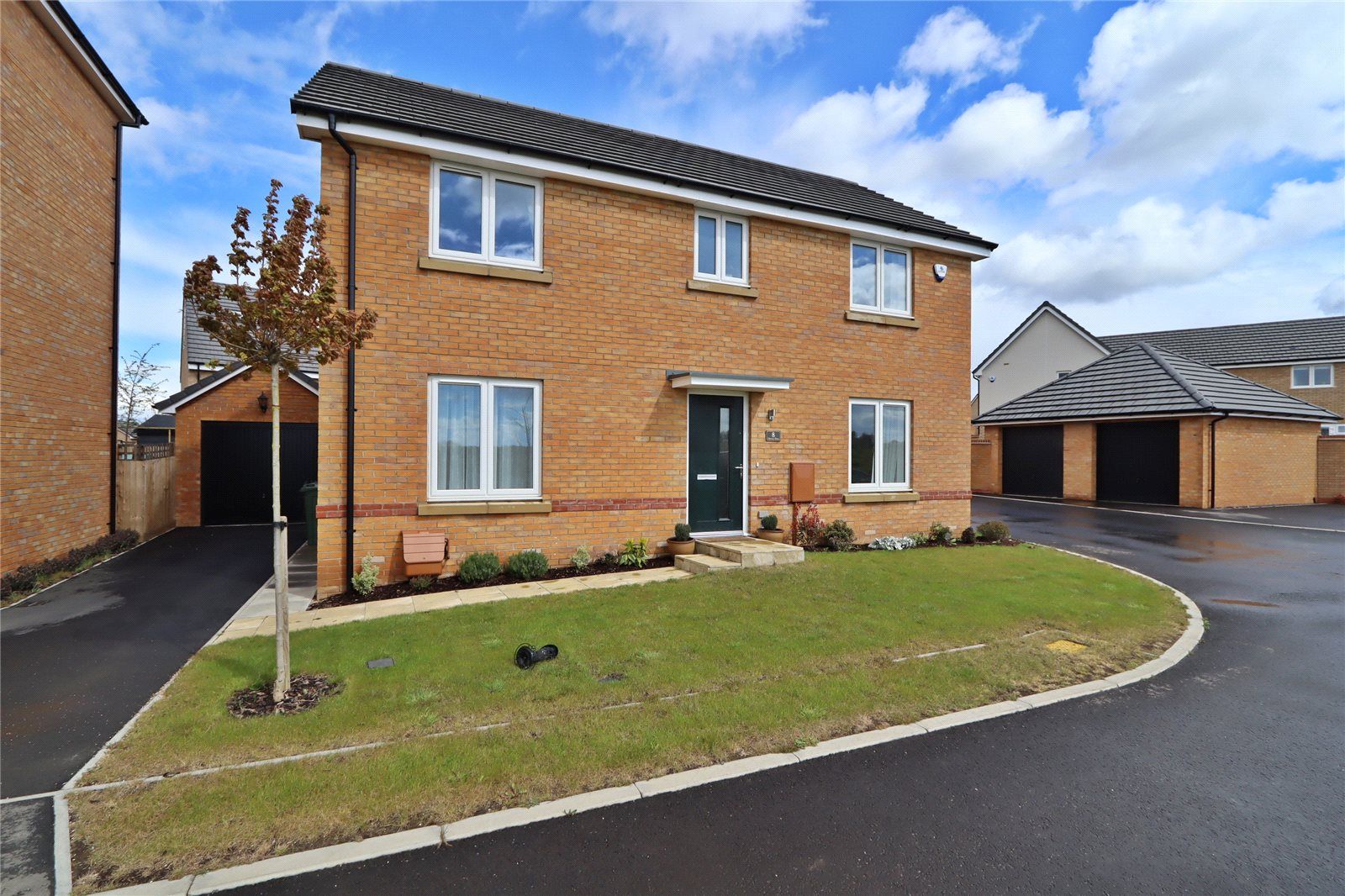 4 bed detached house to rent in Chevry Close, Glebe Farm, Milton Keynes