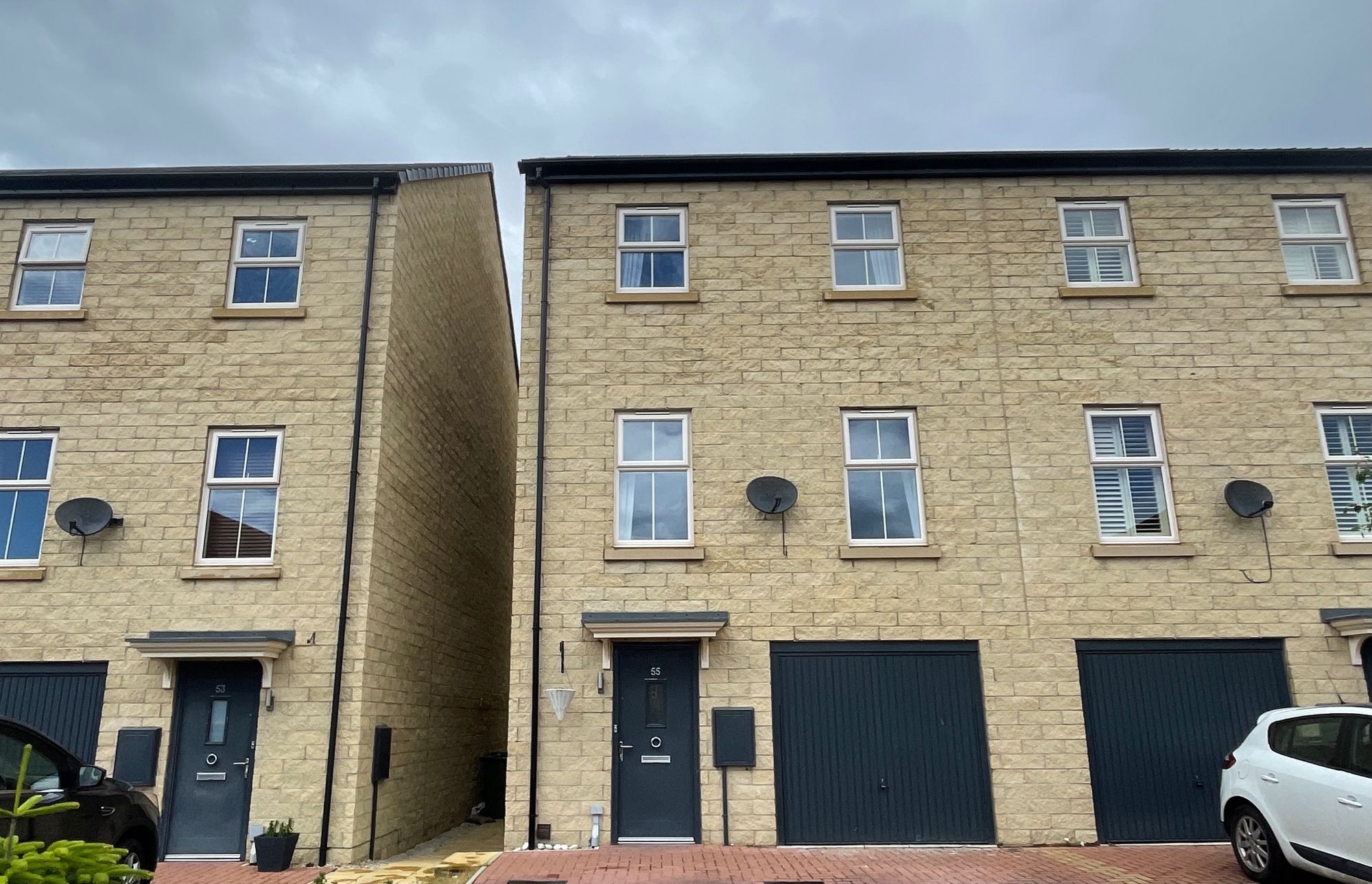 4 bed semidetached house for sale in Seals Drive, Ackworth, Pontefract