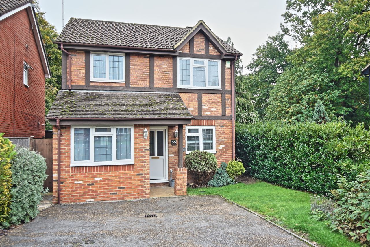 4 bed detached house to rent in Alexandra Gardens, Knaphill, Woking