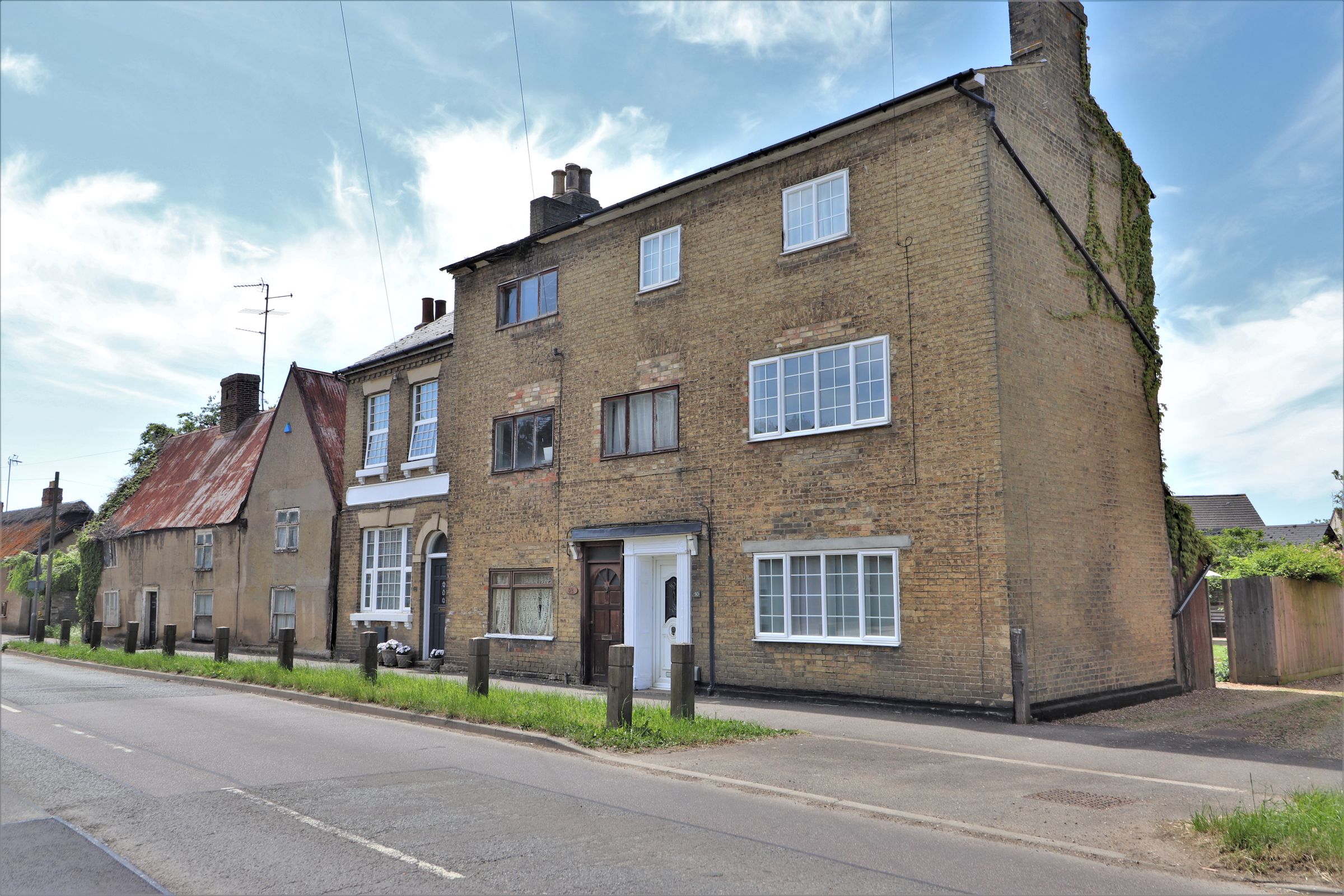 3 bed semidetached house for sale in High Street, Willingham