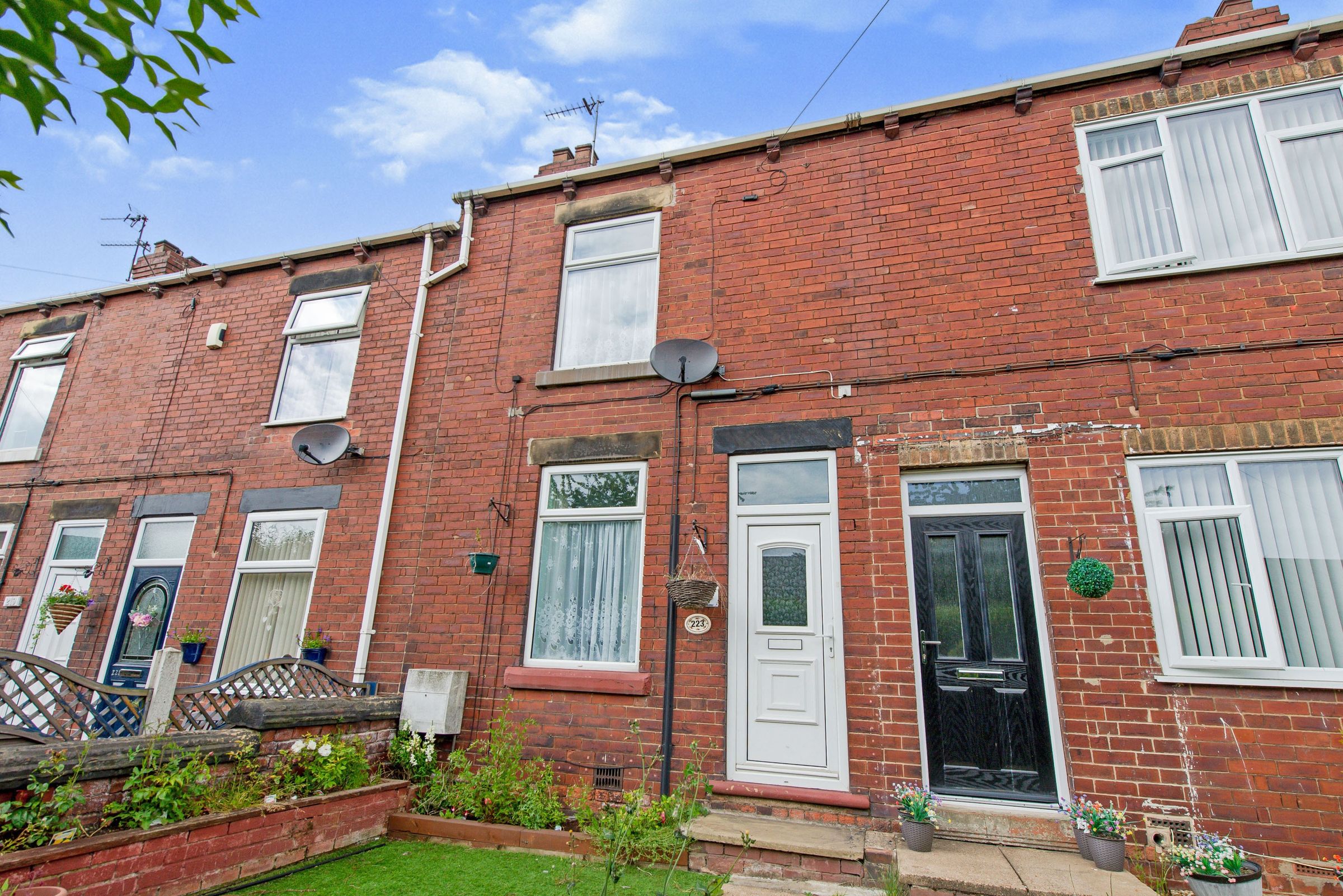 2 bed terraced house for sale in Pontefract Road, Featherstone