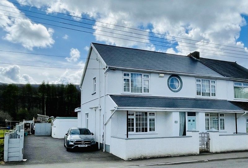 4 bed semidetached house for sale in Park Avenue, Glynneath, Neath