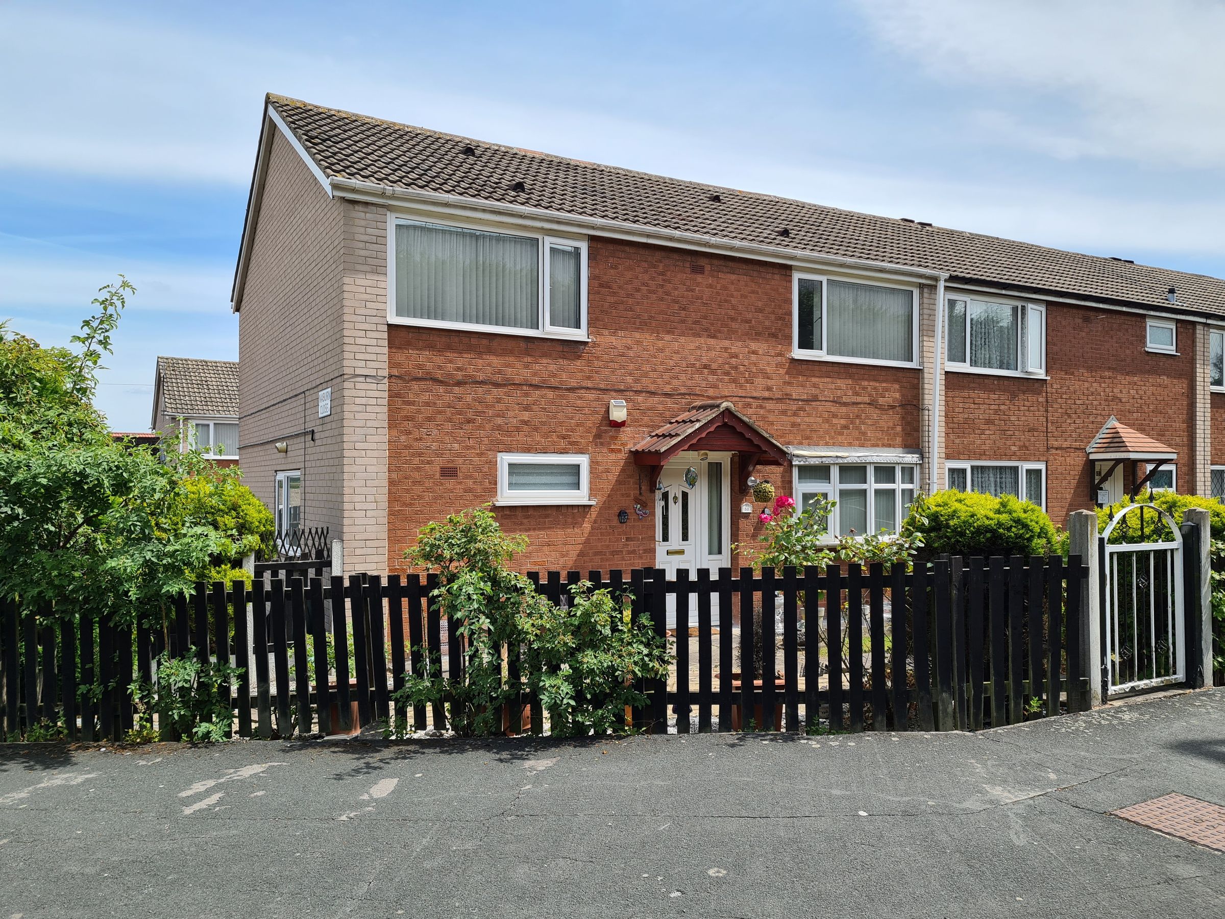 4 bed property for sale in 60 Sherburn Road North, Leeds, West