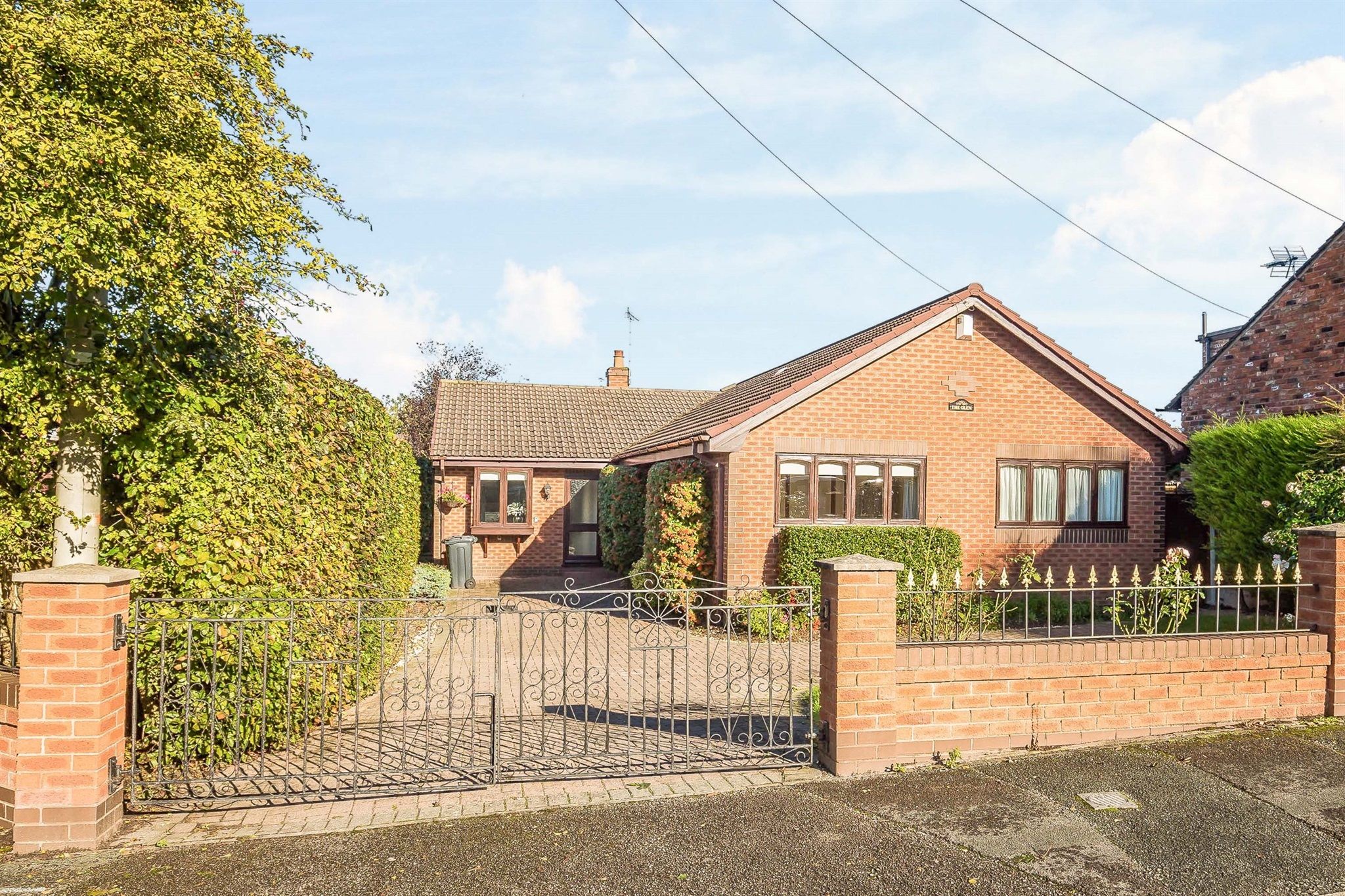 4 bed detached bungalow for sale in Lower Robin Hood Lane, Helsby