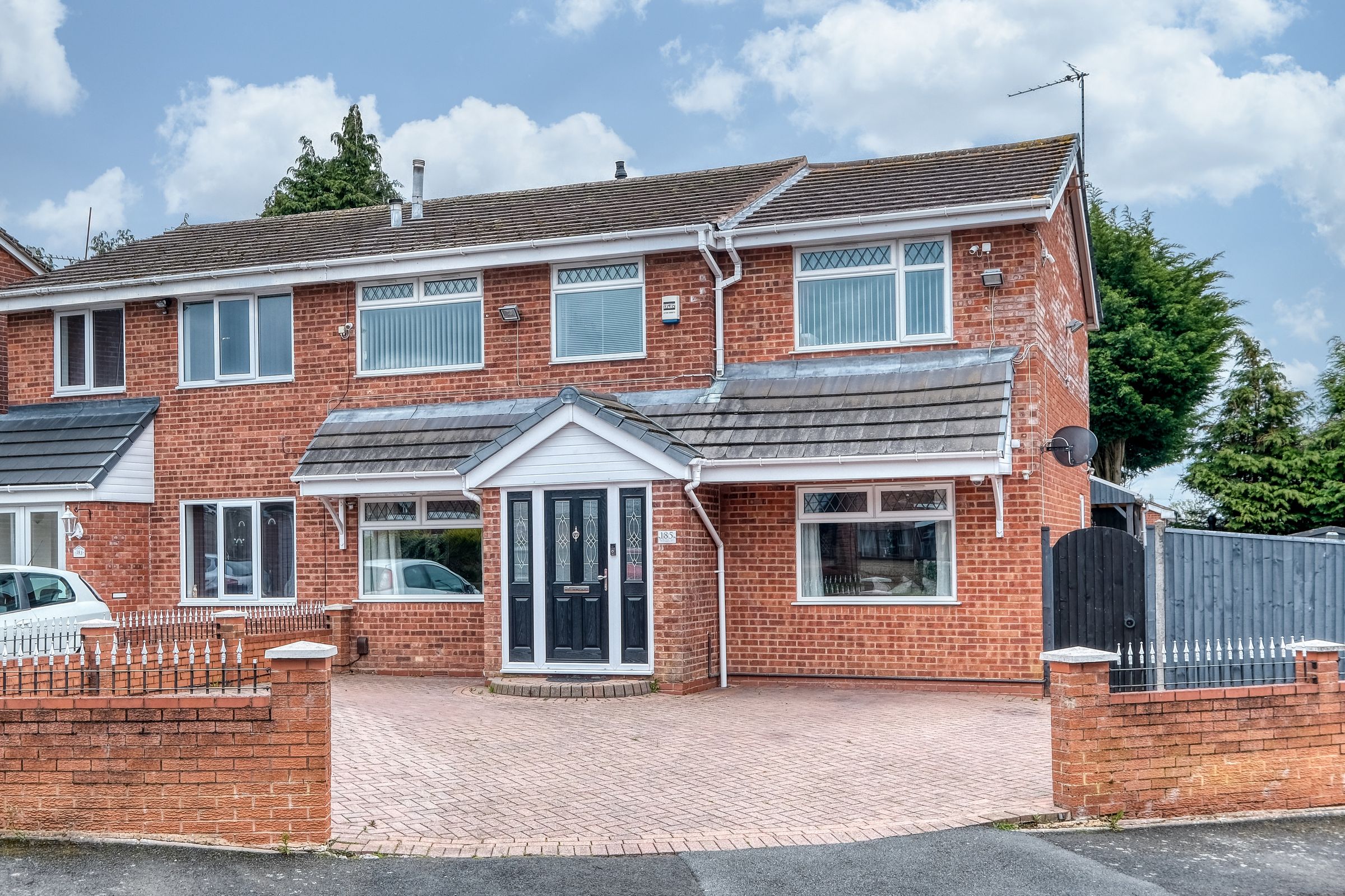4 bed semidetached house for sale in Charnwood Close, Rednal