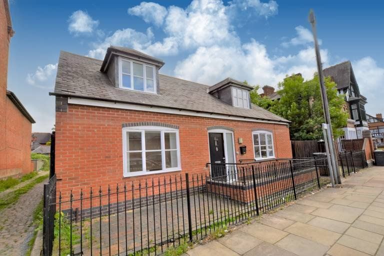 4 bed semidetached bungalow for sale in Westleigh Road, Leicester LE3