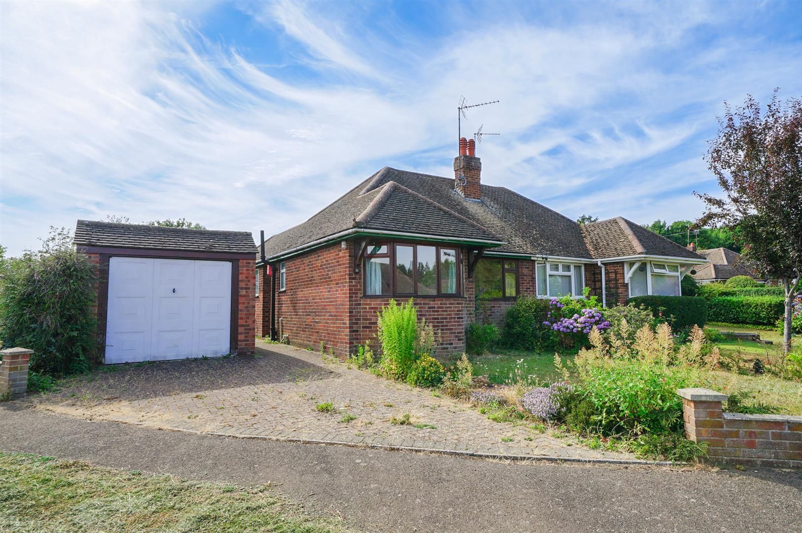 3 bed semidetached bungalow for sale in Golden Riddy, Leighton Buzzard