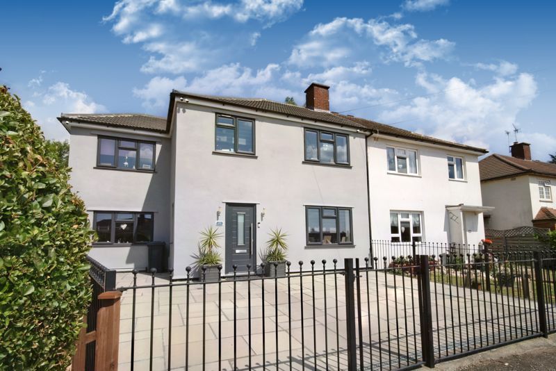 5 bed property for sale in Daventry Gardens, Romford RM3 Zoopla