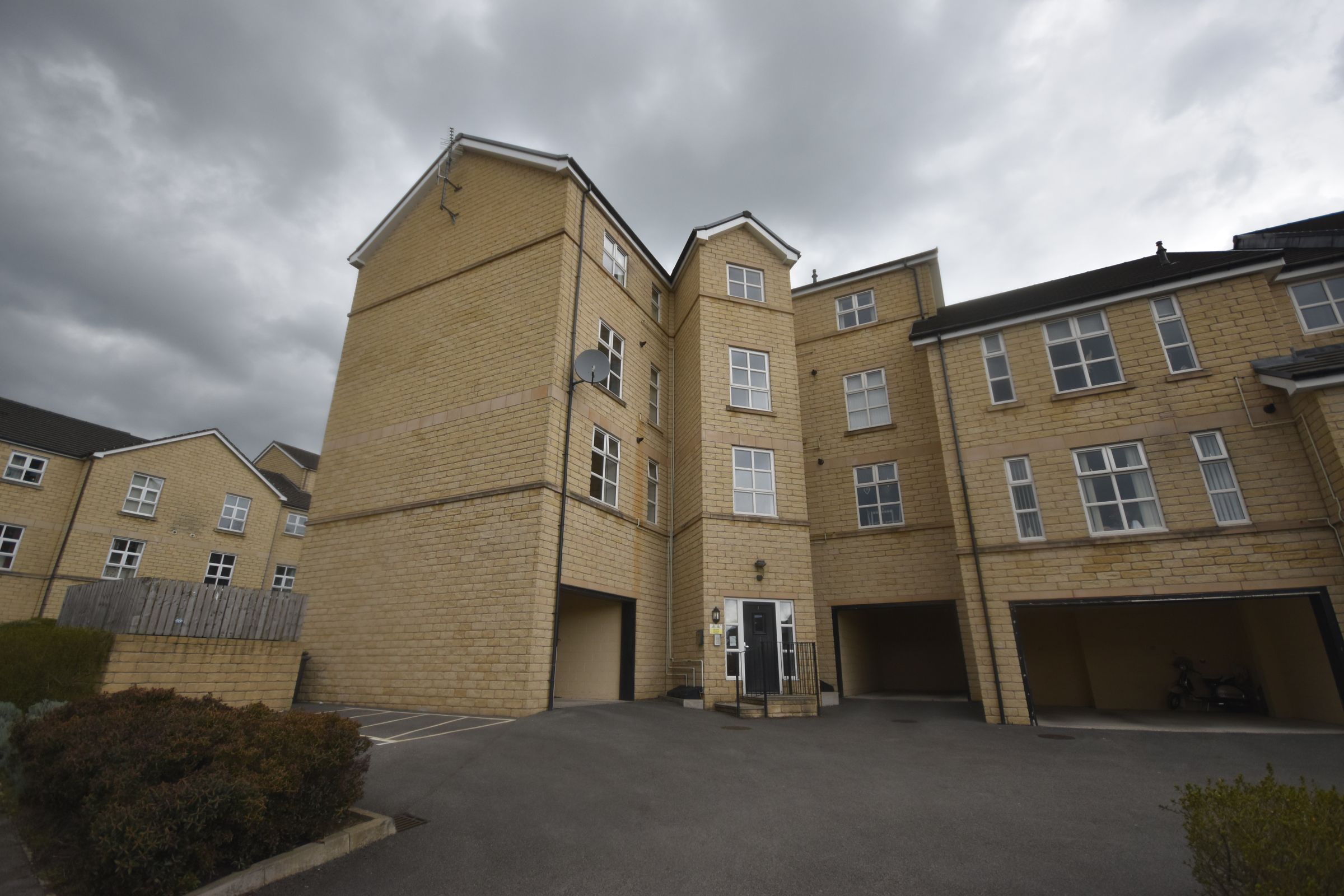 2 bed flat for sale in Woodsley Fold, Thornton, Bradford BD13 Zoopla
