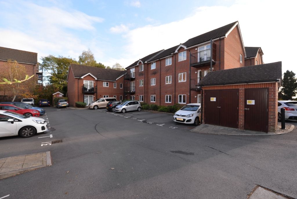 2 bed flat to rent in Langtry Court, Providence Hill, Southampton SO31