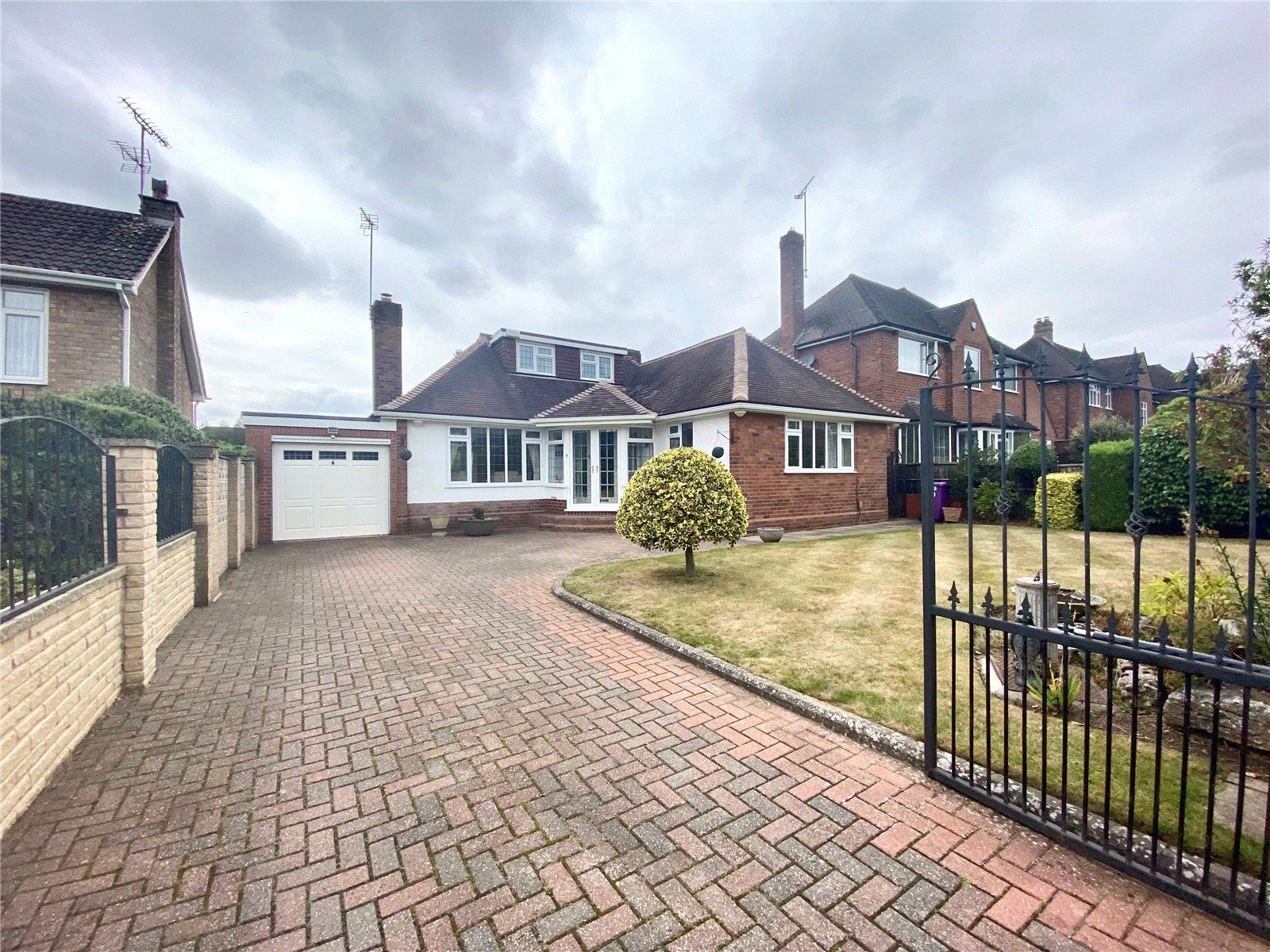 4 bed bungalow for sale in Wightwick Hall Road, Wightwick