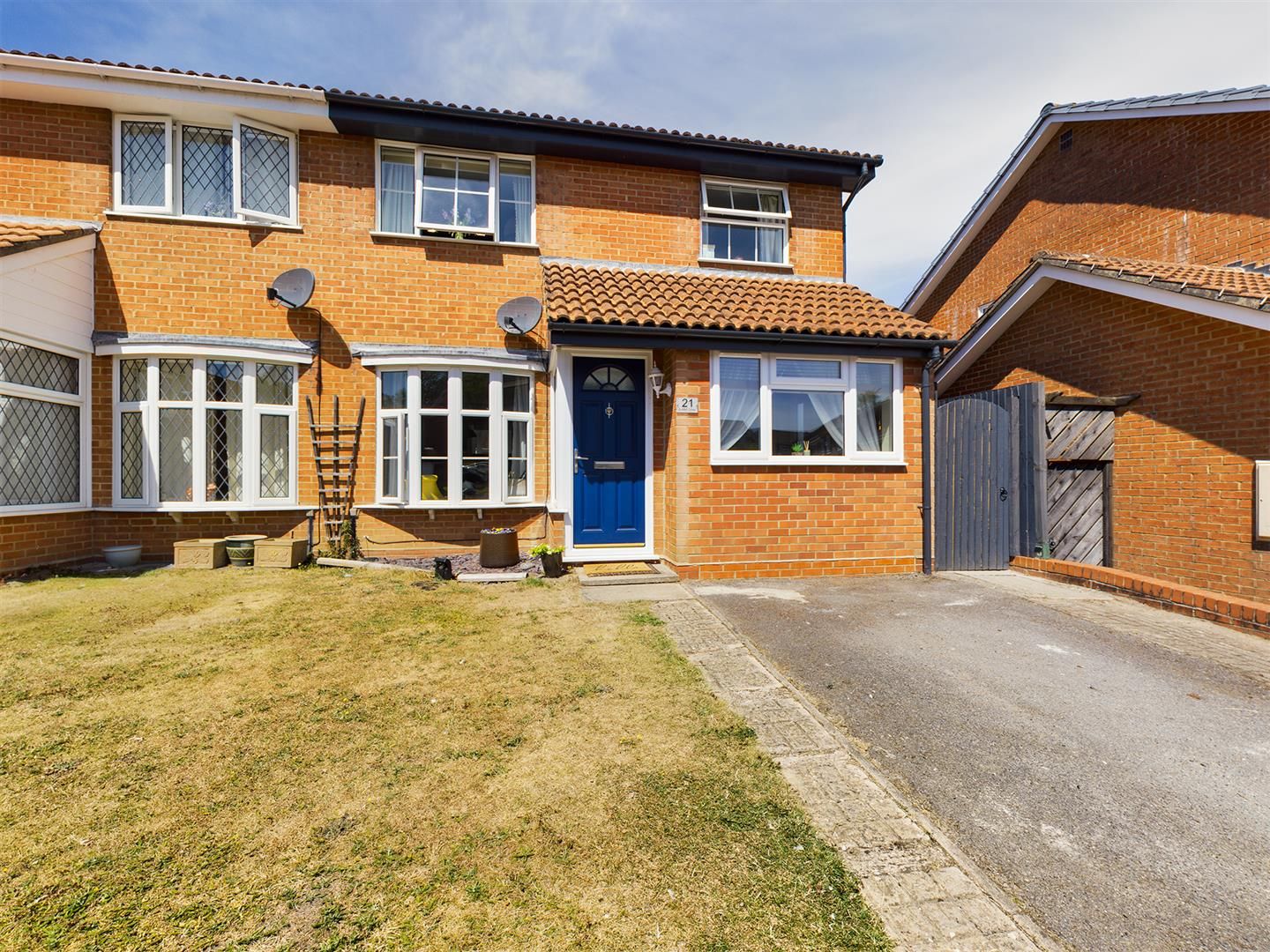 4 bed semidetached house for sale in Auklet Close, Basingstoke RG22