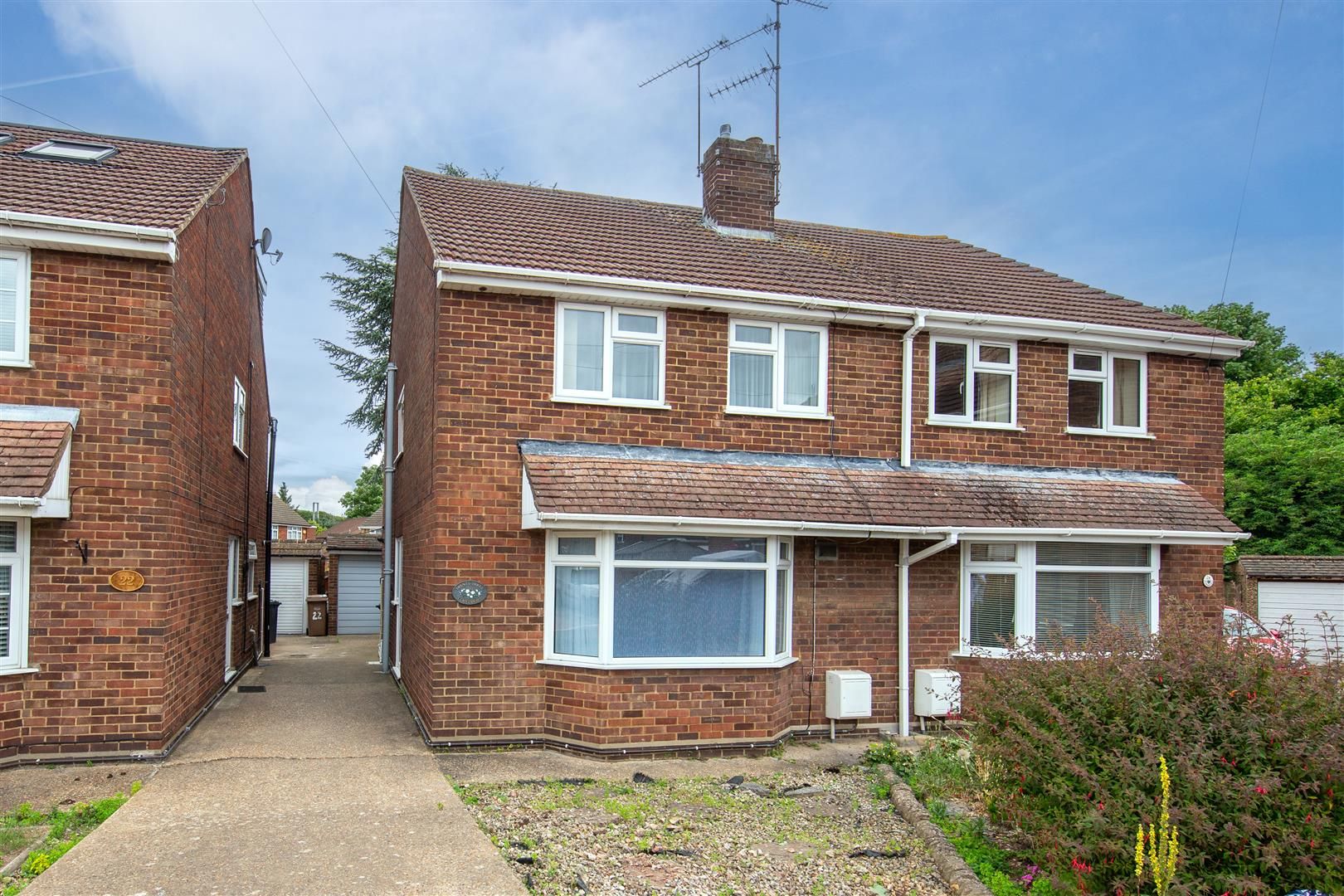 3 bed semidetached house for sale in Brooklands Close, Luton, Bedfordshire LU4 Zoopla