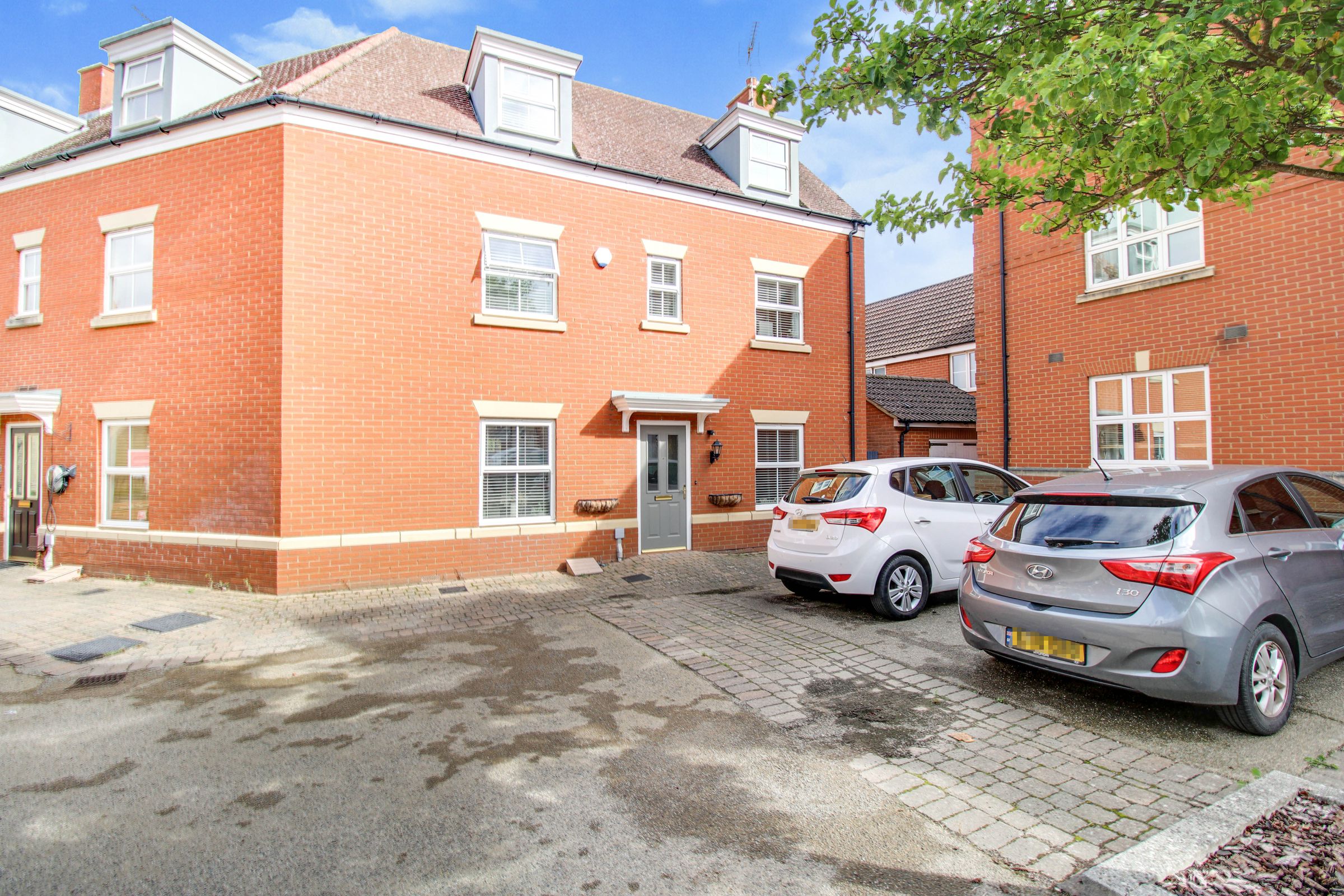 4 bed semidetached house for sale in Phoenix Gardens, Oakhurst