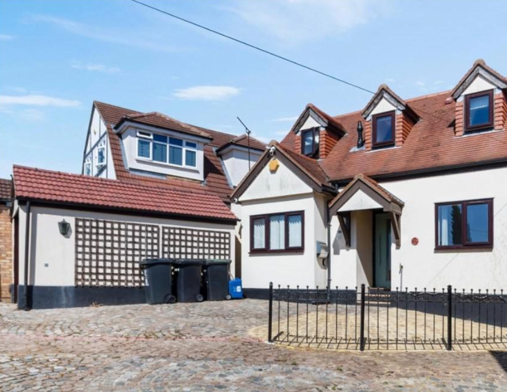 5 bed detached house to rent in Theydon Park Road, Theydon Bois CM16