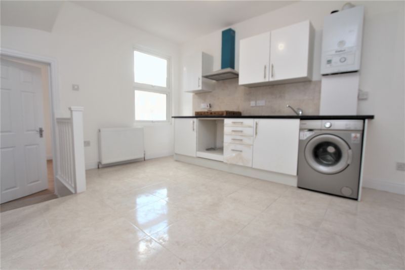 4 bed flat to rent in Oulton Road, London N15 Zoopla