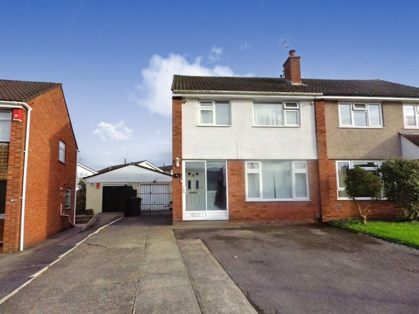 3 bed semidetached house to rent in Court Farm Road, Whitchurch