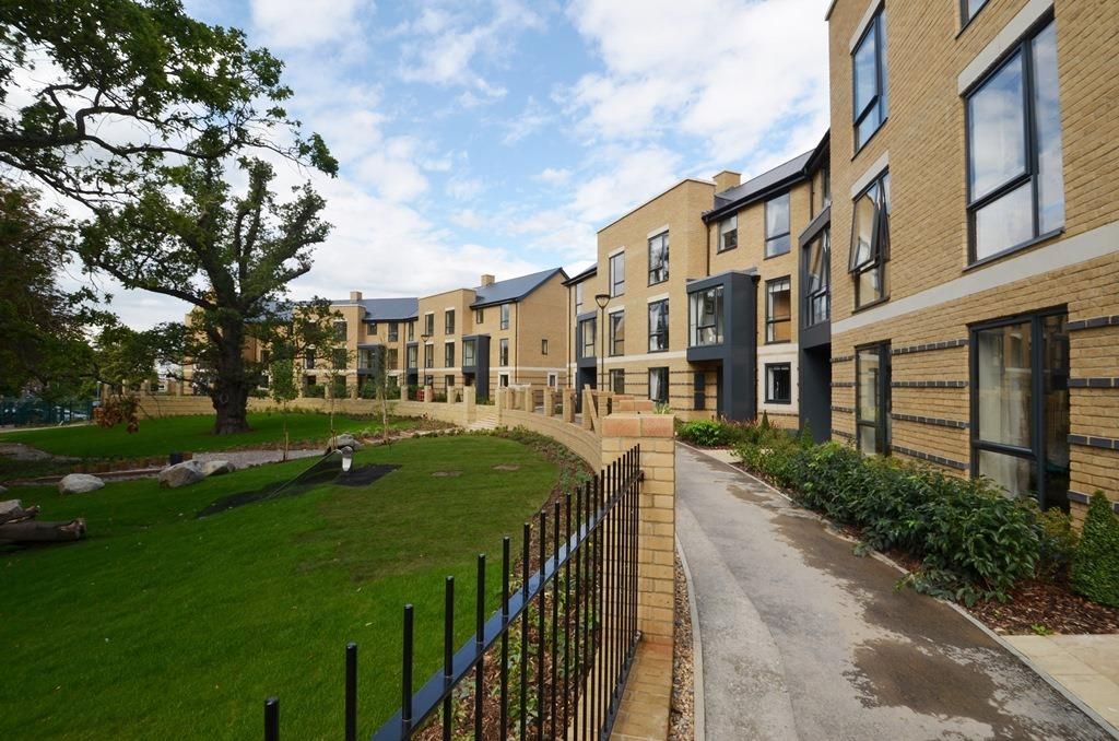 5 bed terraced house to rent in Giles Crescent, St Andrews Road