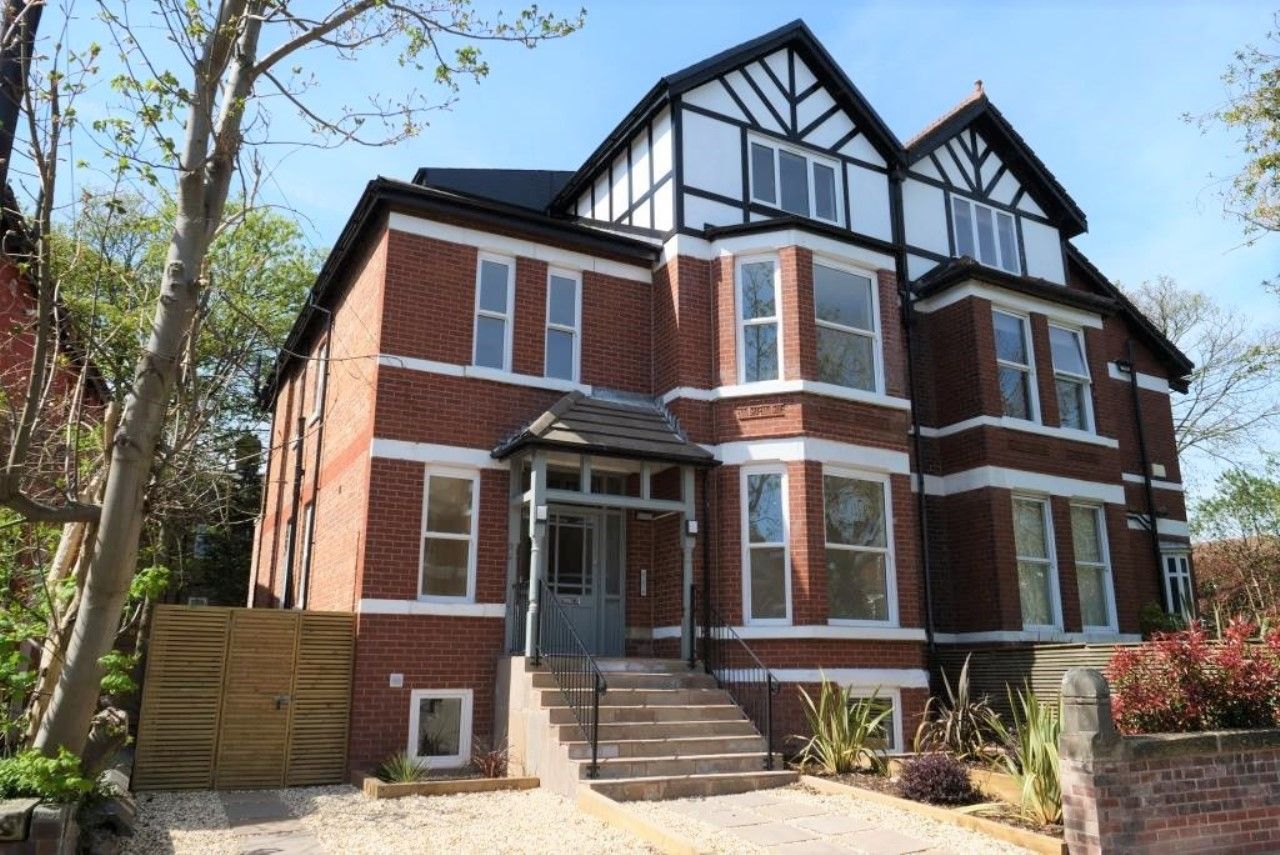 2 bed flat to rent in Hastings Avenue, ChorltonCumHardy, Manchester