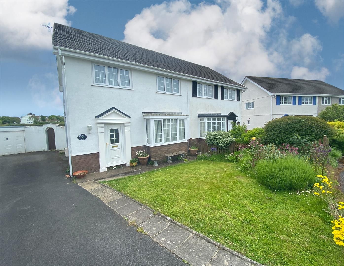 3 bed semidetached house for sale in Eastlands Park,