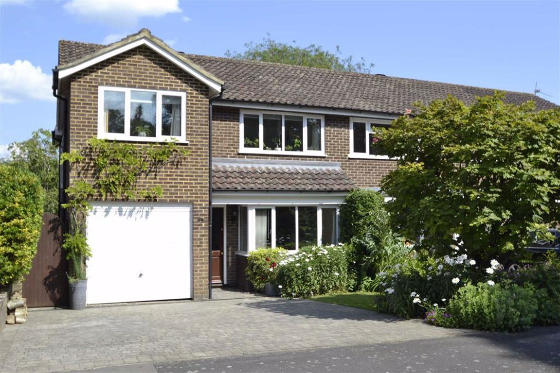 4 bed semidetached house for sale in Cedar Drive, Kingsclere