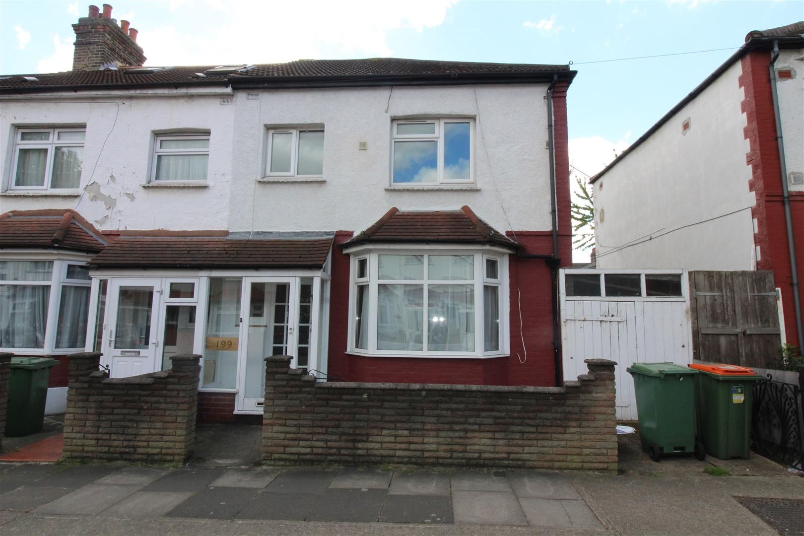3 bed end terrace house to rent in Caledon Road, Burgess Estate, East