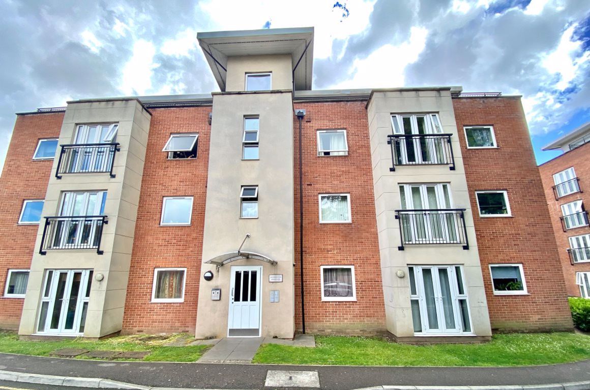2 bed flat to rent in Bronte Close, Slough SL1 Zoopla
