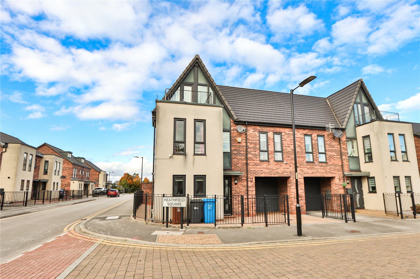 4 bed semidetached house for sale in Heathfield Square, Hull, East