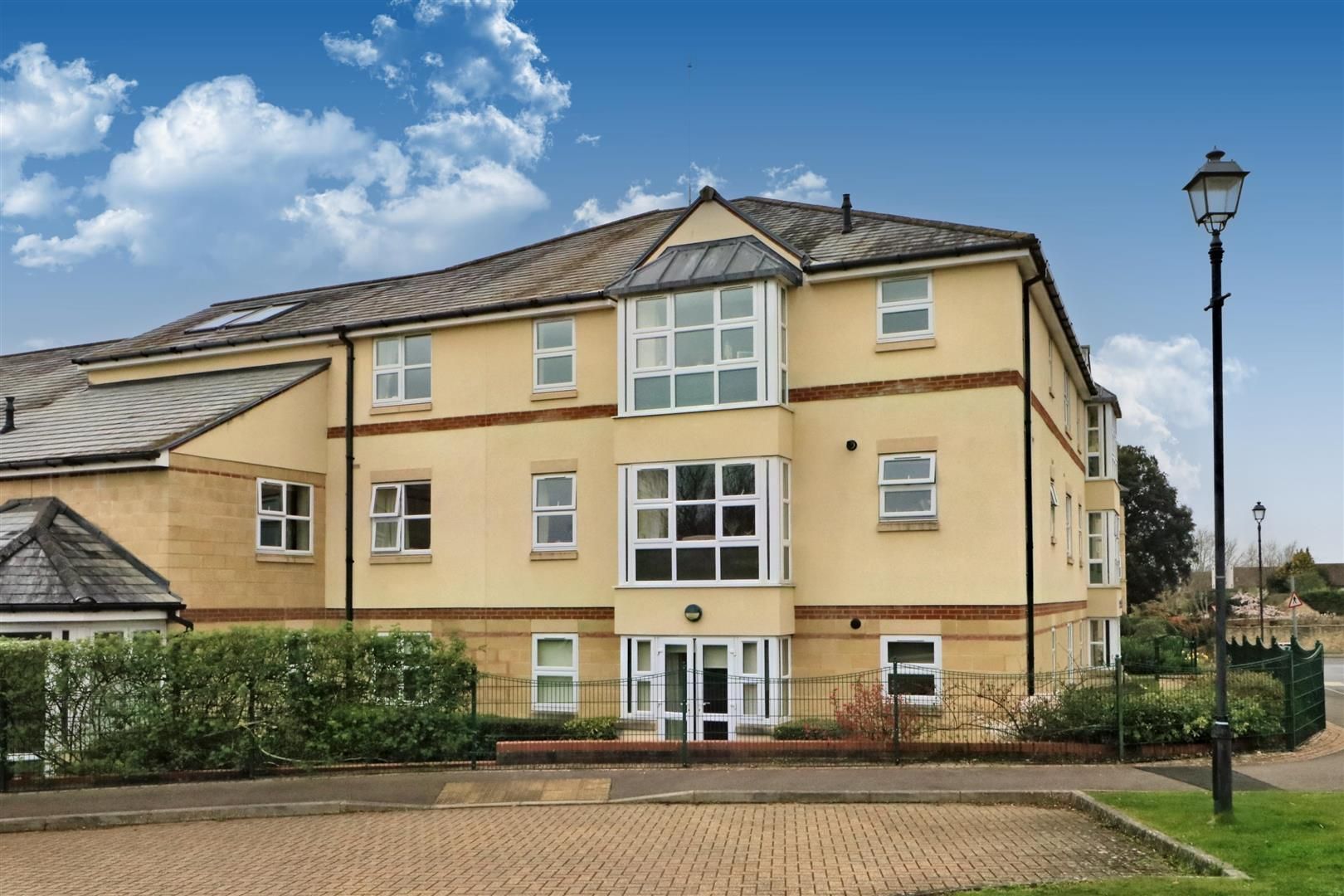 2 bed flat for sale in Priory Way, Malmesbury SN16 Zoopla