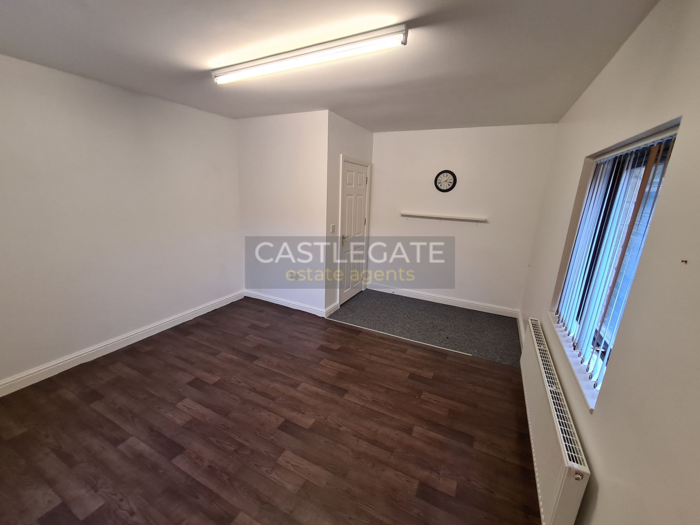 Serviced office to let in Spaines Road (Off Bradford Road), Fartown
