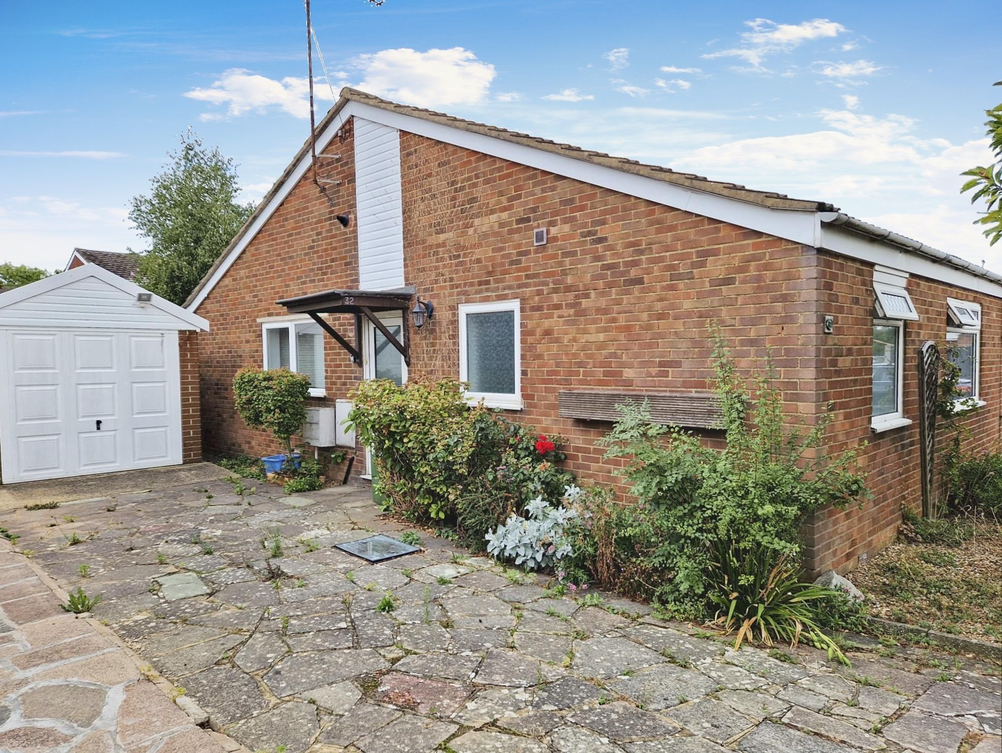 2 bed semidetached bungalow for sale in Vandyke Close, Woburn Sands