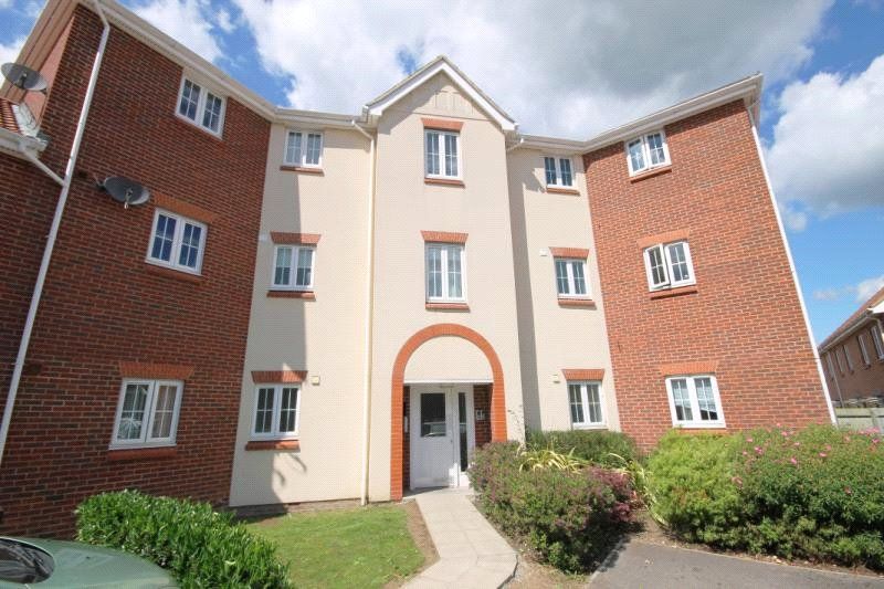 2 bed flat to rent in Woodland Walk, North Town, Aldershot, Hampshire