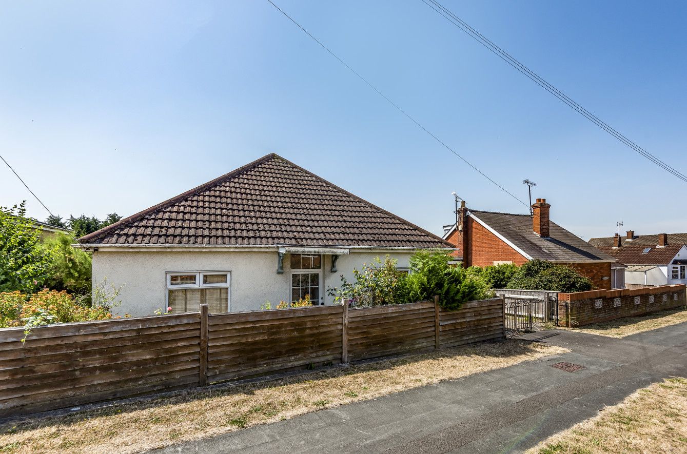 4 bed bungalow for sale in Whitworth Road, Swindon, Wiltshire SN25 Zoopla