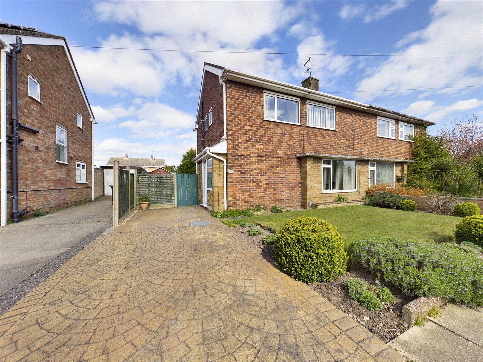 3 bed semidetached house for sale in Matlock Drive, North Hykeham