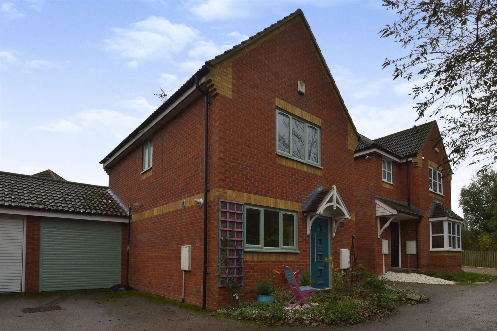 4 bed linkdetached house for sale in Newquay Close, Tattenhoe, Milton