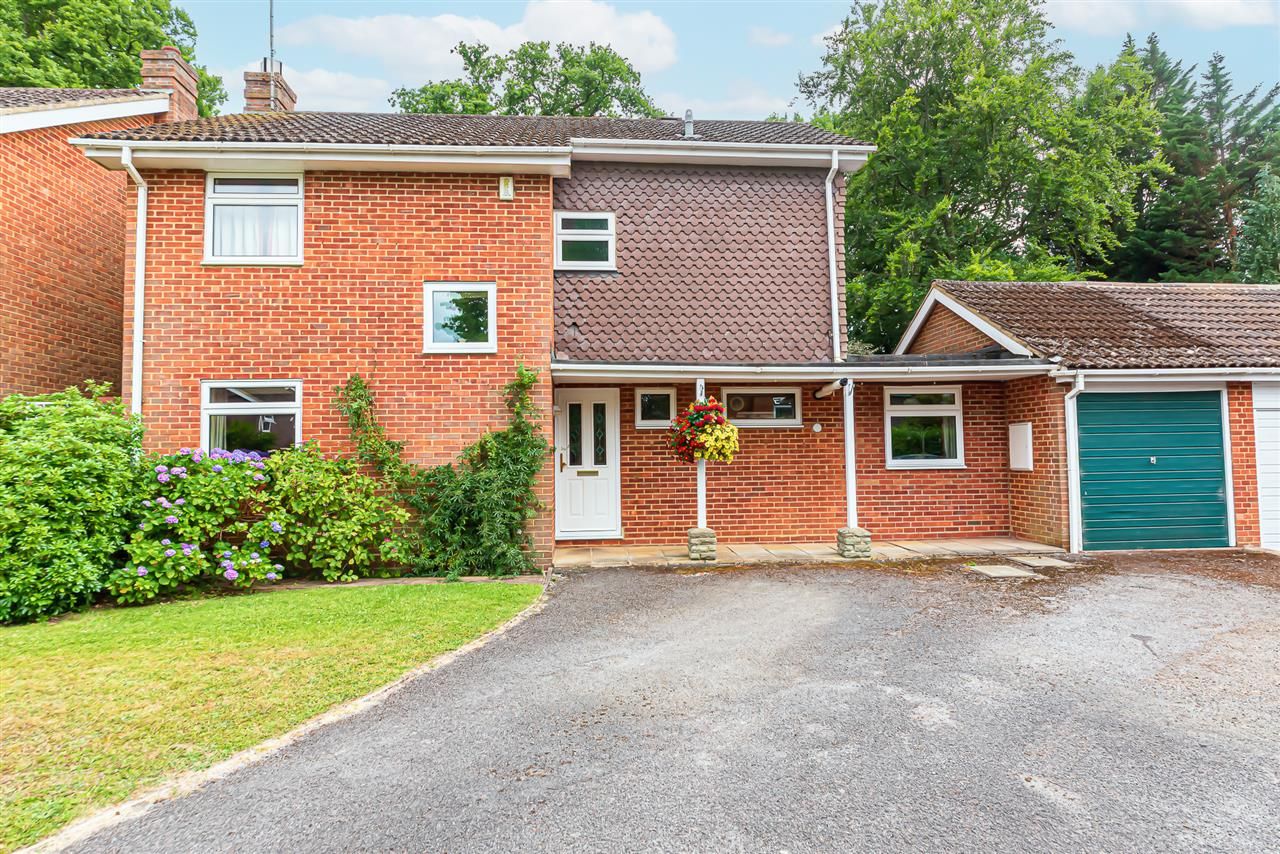 4 bed detached house for sale in Wood End, Crowthorne RG45 Zoopla